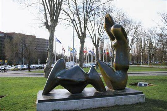 Henry Moore / 2 Pieces Reclining Figure: Cut / crédit photo Klaus Stöber Henry Moore / 2 Pieces Reclining Figure: Cut / crédit photo Klaus Stöber